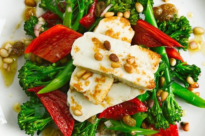 Broccoli salad with peppers, pine nuts and halloumi Broccoli salad with peppers, pine nuts and halloumi