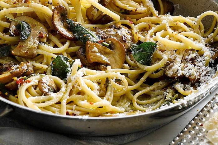 Linguine with garlic mushrooms and sage Linguine with garlic mushrooms and sage