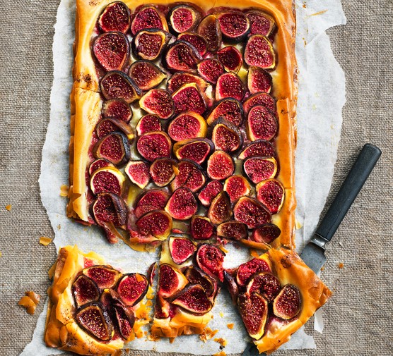 Fig filo tart with brandy cream A whole filo pastry fig tart