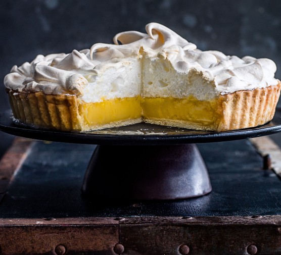Lemon meringue pie Lemon meringue pie on a stand