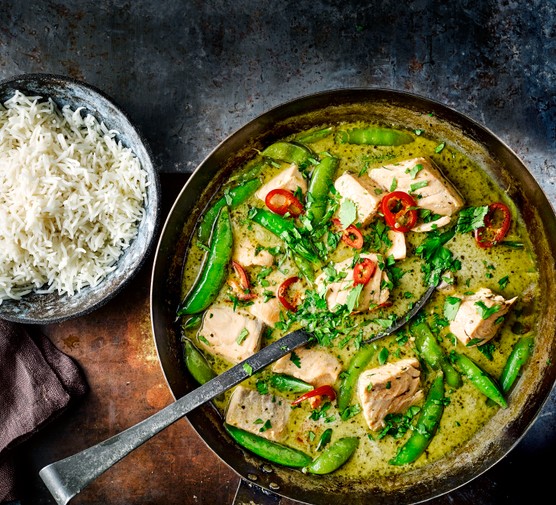 40 Dairy-Free Recipes Green Thai Fish Curry in a Pan with Rice on the Side