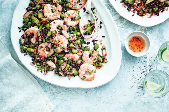 Black Rice Salad Recipe with Prawns and Edamame Black rice salad recipe with prawns and edamame on a white serving plate