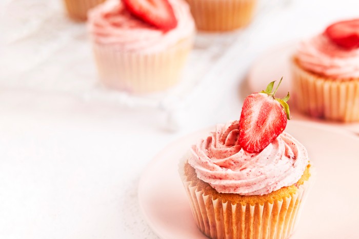 Easy Strawberry Cupcakes Recipe Cupcakes topped with frosting and sliced strawberries