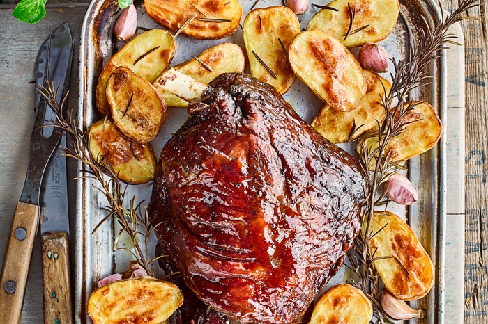 Slow Cooked Lamb Shoulder with Garlic Roasted Potatoes Slow Cooked Lamb Shoulder with Garlic Roasted Potatoes