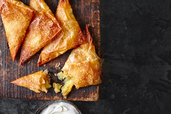 Apple pie samosas Four apple samosas with yogurt