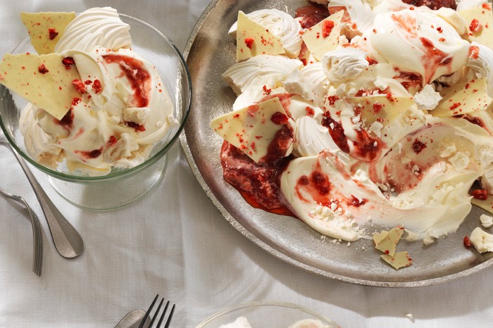 Strawberry and white chocolate eton mess Strawberry and white chocolate eton mess in a large bowl