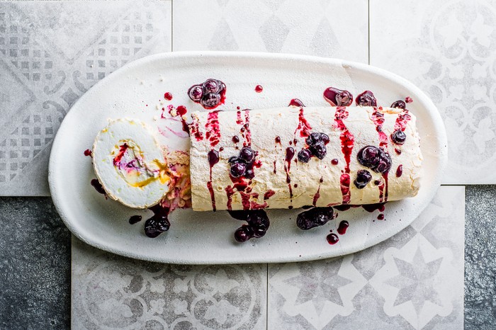 Lemon Meringue Roulade Recipe with Lemon Curd and Blueberries Lemon Meringue Roulade Recipe with Lemon Curd and Blueberries
