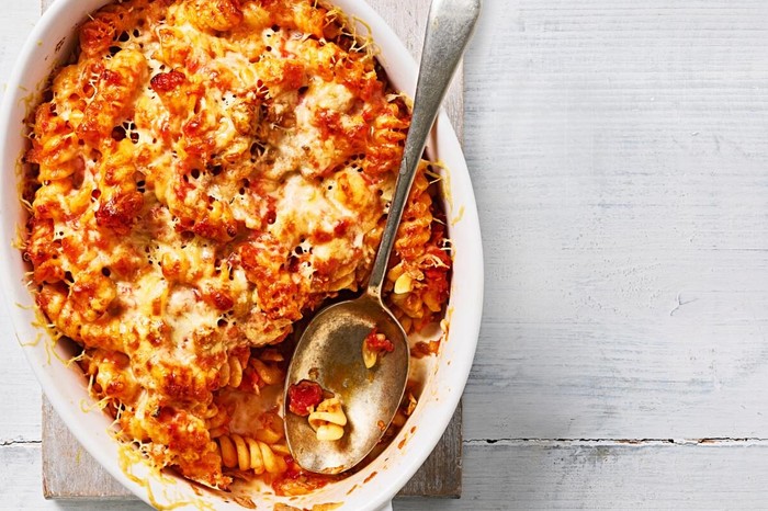 Tuna pasta bake Tuna melt pasta bake in an oval dish