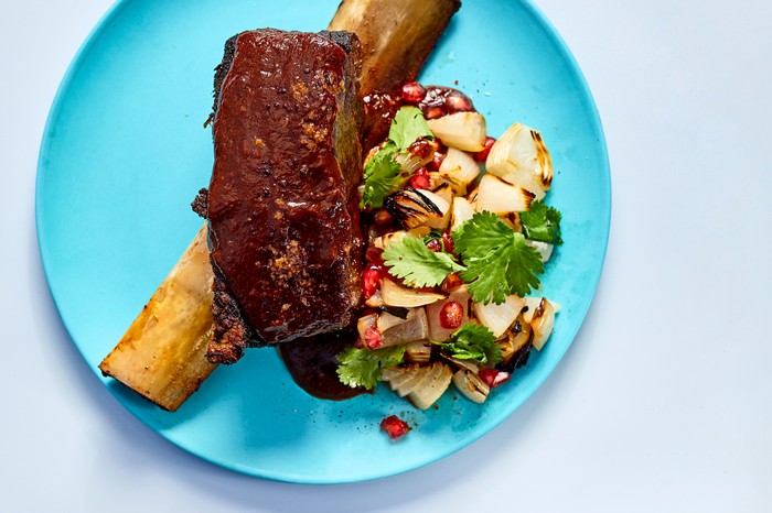Short rib suadero recipe Ribs and salad on a blue plate