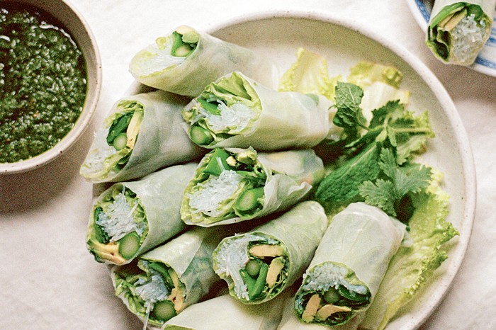 Spring vegetable rolls with kale pesto A plate of spring rolls stuffed with green vegetables