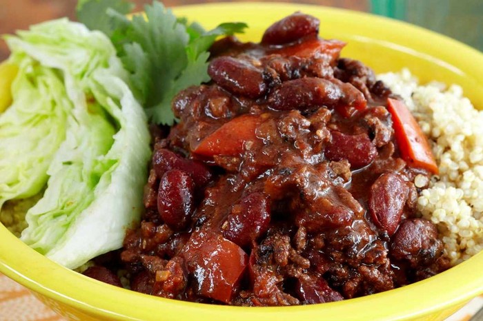 Chilli con carne recipes Chilli con carne with lettuce and rice in a yellow bowl